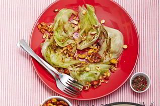 Быстро обжаренный айсберг с орехами