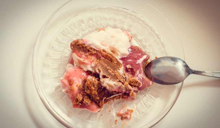 Рецепт десерт из гороха со свежей клубникой