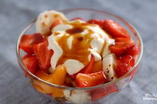 Десерт из клубники и банана