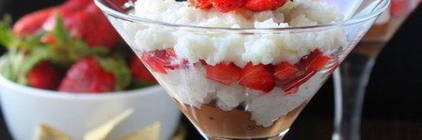 Десерт из риса, рикотты и клубники