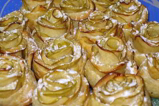 Десерт из слоеного теста Белые розы