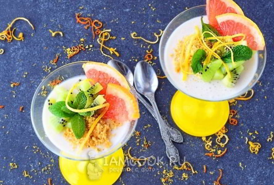 Десерт из сметаны и желатина с фруктами