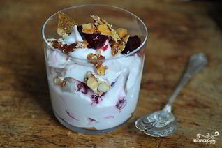 Десерт из вишни и орехов