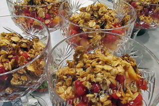 Десерт из яблок и смородины