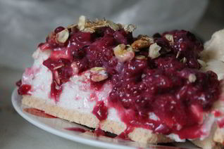 Десерт Павлова с малиной и гранолой