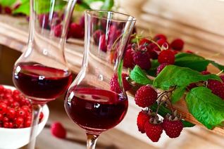 Десертное вино из малины и смородины красной