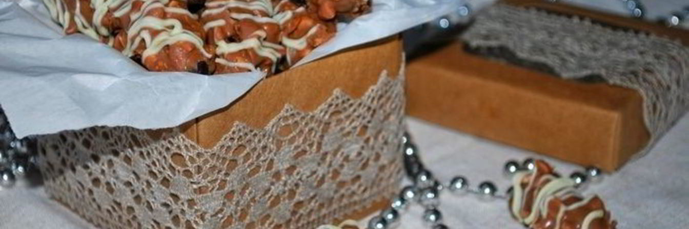 Финики с жареным миндалем в шоколаде