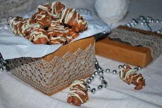 Финики с жареным миндалем в шоколаде