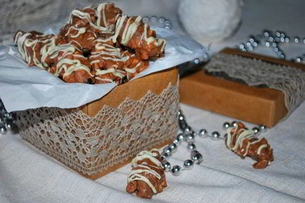 Финики с жареным миндалем в шоколаде