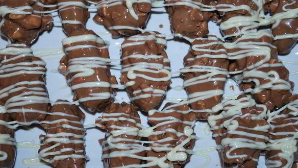 ШАГ 9. финики с жареным миндалем в шоколаде