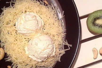 Гнездо из пармезана с пломбиром и орешками