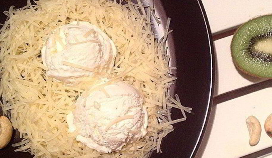 Рецепт гнездо из пармезана с пломбиром и орешками