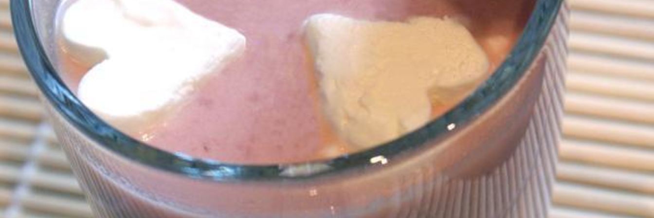 Горячий белый шоколад с клубникой