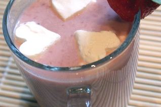 Горячий белый шоколад с клубникой