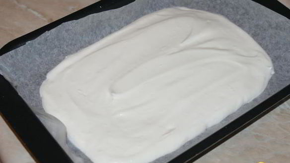 ШАГ 2. горячий белый шоколад с клубникой