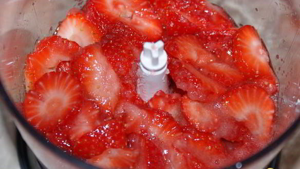 ШАГ 3. горячий белый шоколад с клубникой