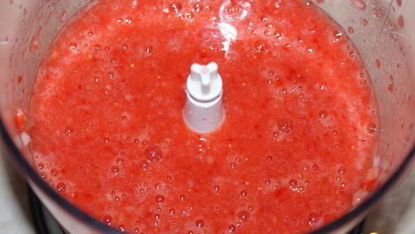 ШАГ 4. горячий белый шоколад с клубникой