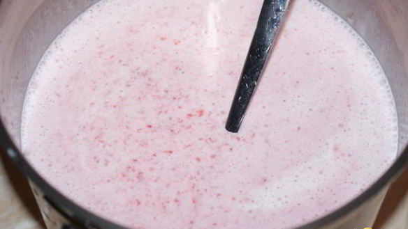 ШАГ 5. горячий белый шоколад с клубникой