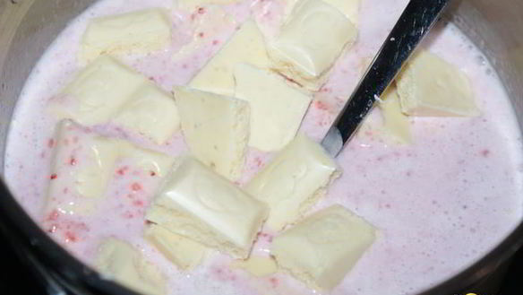 ШАГ 6. горячий белый шоколад с клубникой