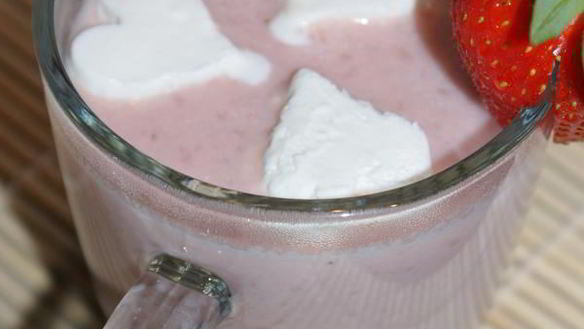 ШАГ 8. горячий белый шоколад с клубникой