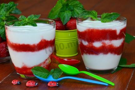 Йогурт клубничный