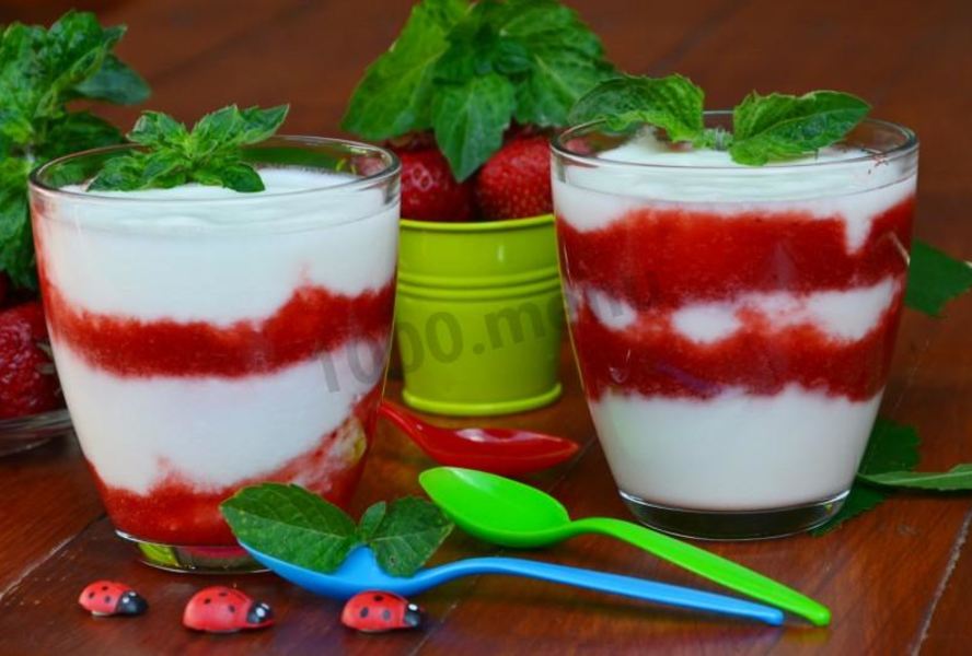 Йогурт клубничный