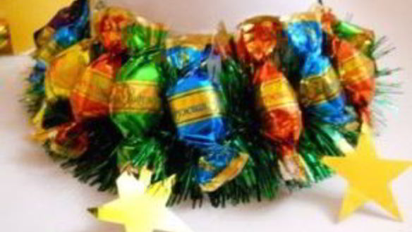 ШАГ 3. елка из конфет