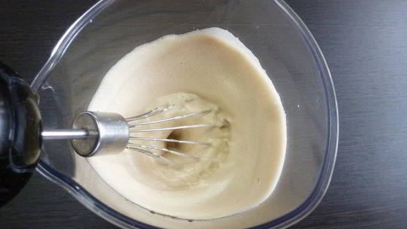 ШАГ 3. белковый крем с кофейной карамелью