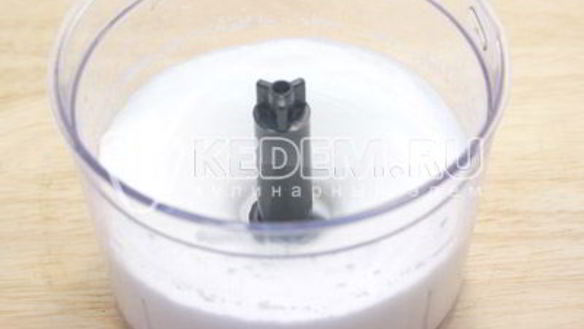 ШАГ 3. бисквитный рулет с клубничным кремом