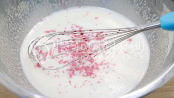 ШАГ 5. бисквитный рулет с клубничным кремом