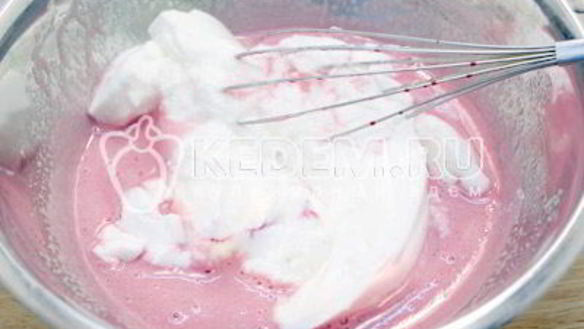 ШАГ 6. бисквитный рулет с клубничным кремом