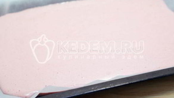 ШАГ 8. бисквитный рулет с клубничным кремом