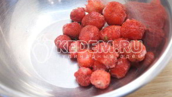 ШАГ 10. бисквитный рулет с клубничным кремом