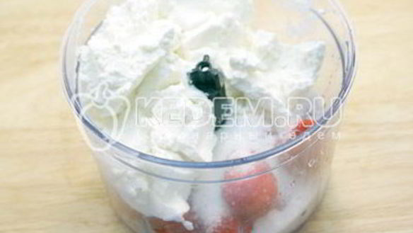 ШАГ 11. бисквитный рулет с клубничным кремом