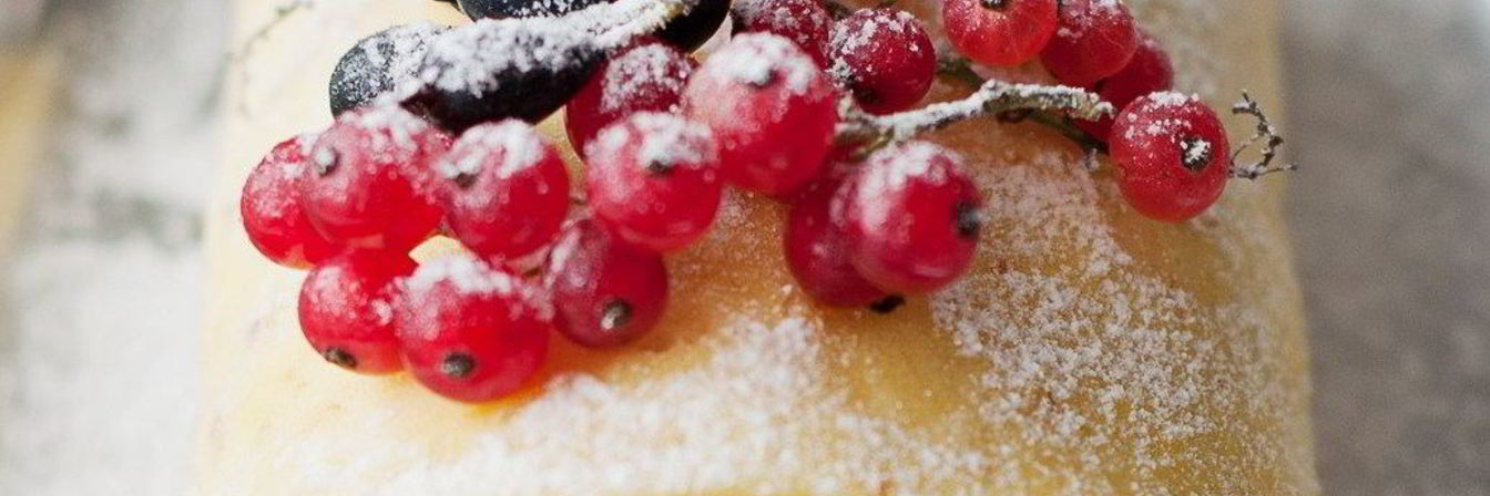 Бисквитный рулет с лимонным кремом и ягодами