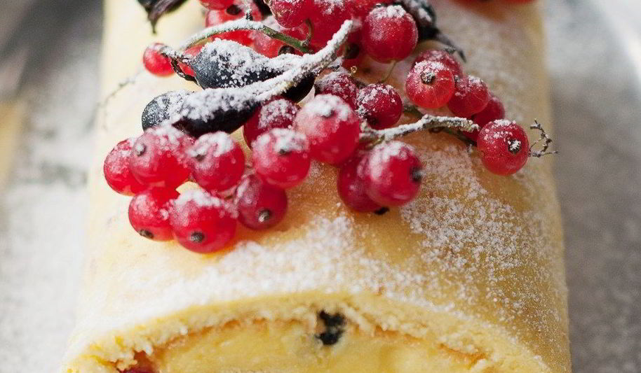 Рецепт бисквитный рулет с лимонным кремом и ягодами