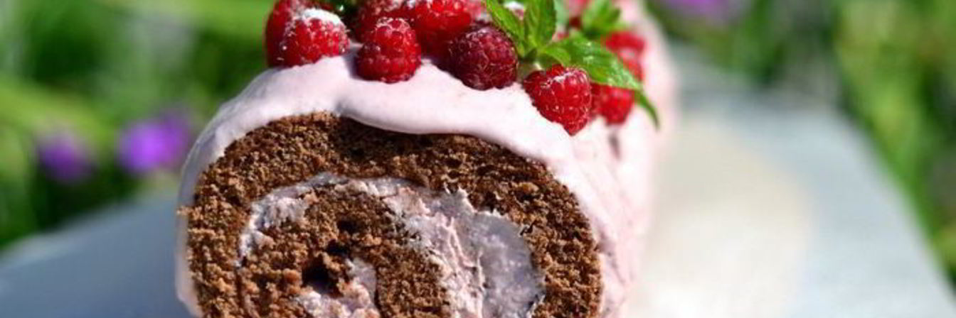 Бисквитный рулет с творожно-ягодным кремом