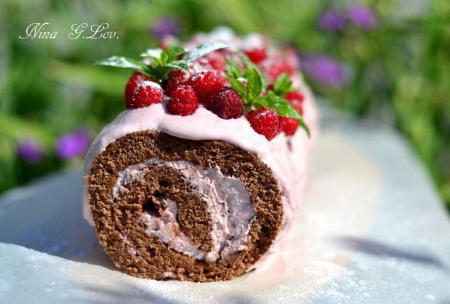 Бисквитный рулет с творожно-ягодным кремом