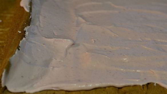 ШАГ 8. бисквитный рулет с творожно-ягодным кремом