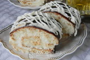 Бисквитный рулет со сливочно-творожным кремом и глазурью