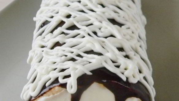 ШАГ 17. бисквитный рулет со сливочно-творожным кремом и глазурью