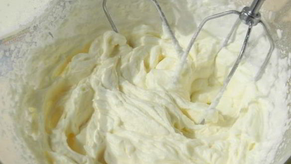 ШАГ 11. бисквитный рулет со сливочно-творожным кремом и глазурью