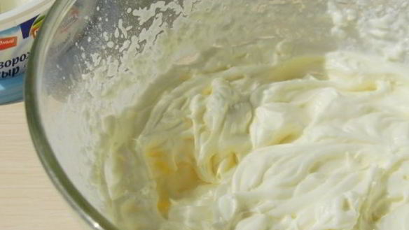 ШАГ 12. бисквитный рулет со сливочно-творожным кремом и глазурью