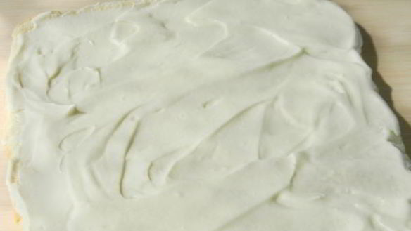 ШАГ 13. бисквитный рулет со сливочно-творожным кремом и глазурью