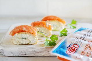 Блинные рулетики с крабовым кремом и семгой