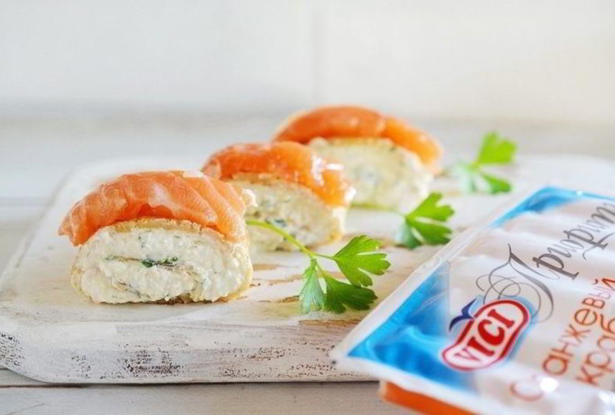 Блинные рулетики с крабовым кремом и семгой