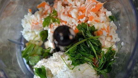 ШАГ 3. блинные рулетики с крабовым кремом и семгой