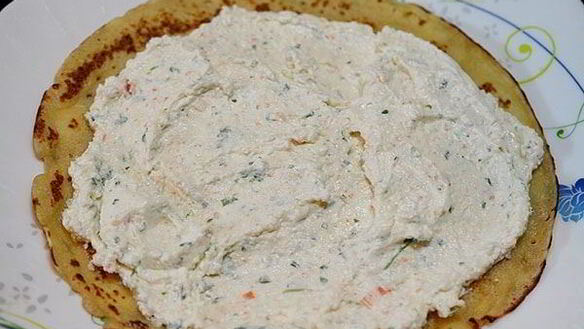 ШАГ 5. блинные рулетики с крабовым кремом и семгой