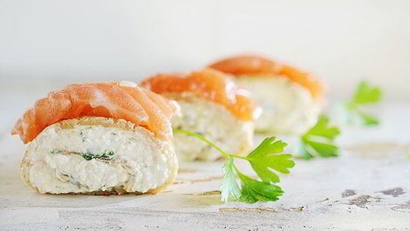 ШАГ 7. блинные рулетики с крабовым кремом и семгой