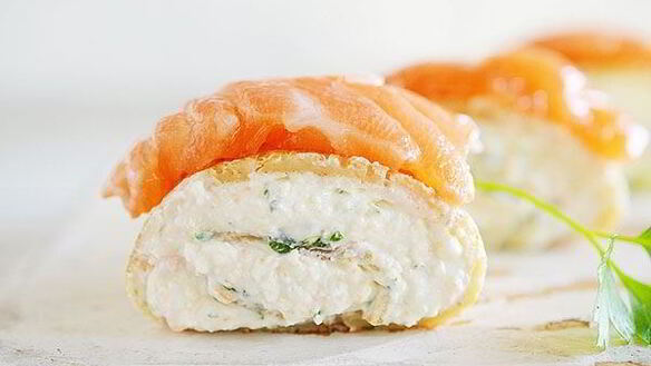 ШАГ 8. блинные рулетики с крабовым кремом и семгой